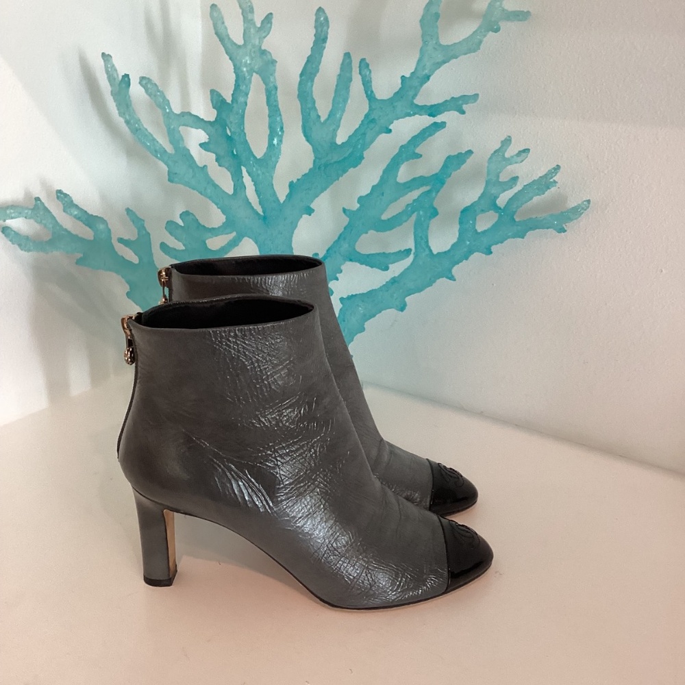 Chanel Black & Gray Patent Leather Interlocking CC Logo Ankle Boots Size 37.5 - Picture 2 of 16